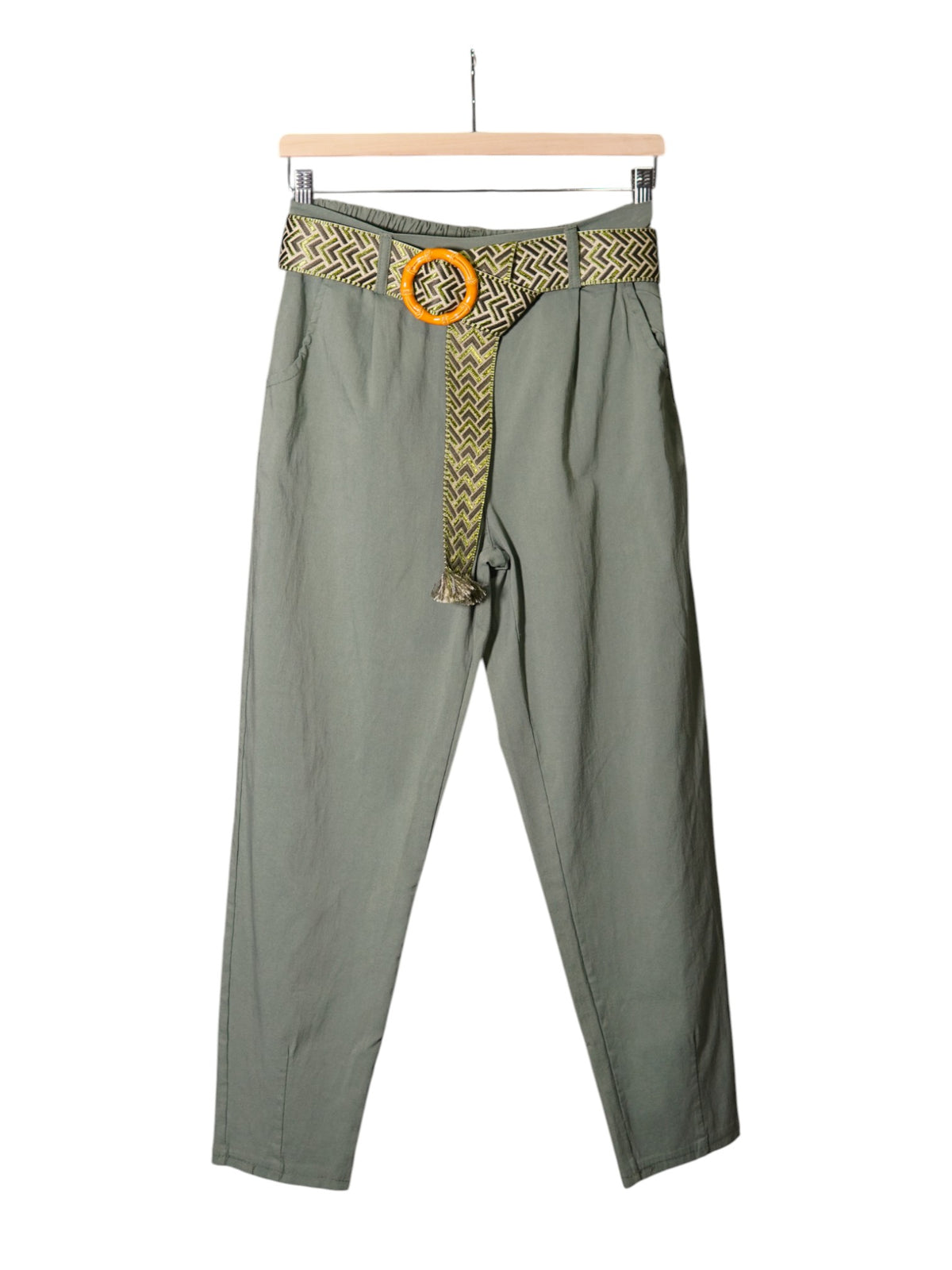 Pantaloni conici verzi masliniu cu talie elastică și curea lată etnică în galben și maro, cu cataramă rotundă galbenă.