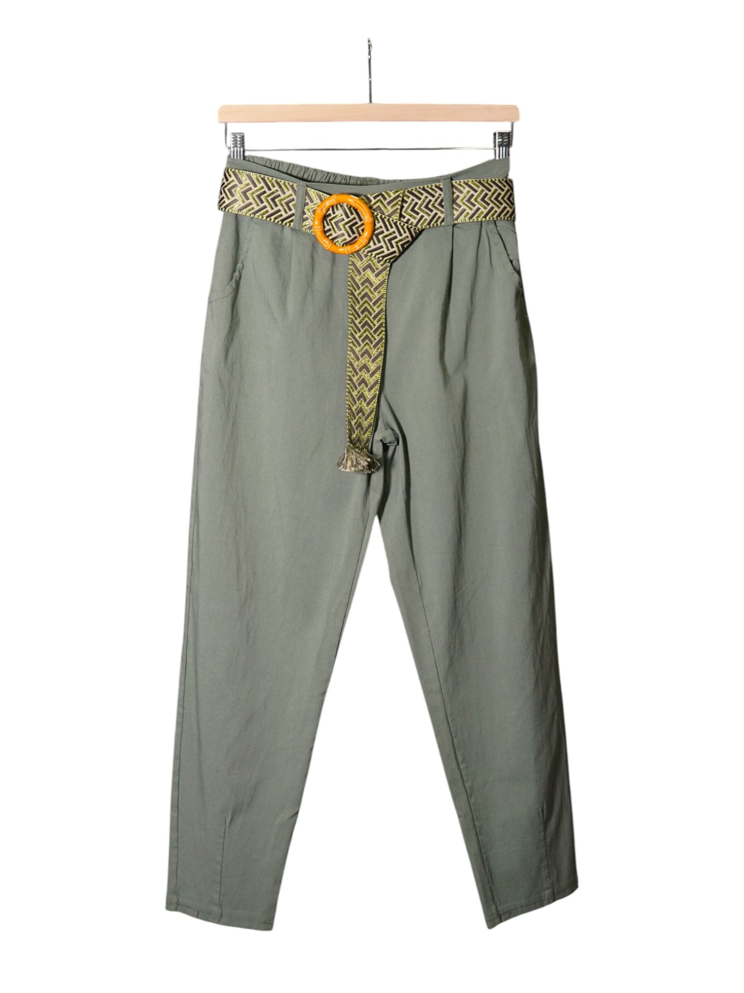 Pantaloni conici verzi masliniu cu talie elastică și curea lată etnică în galben și maro, cu cataramă rotundă galbenă.