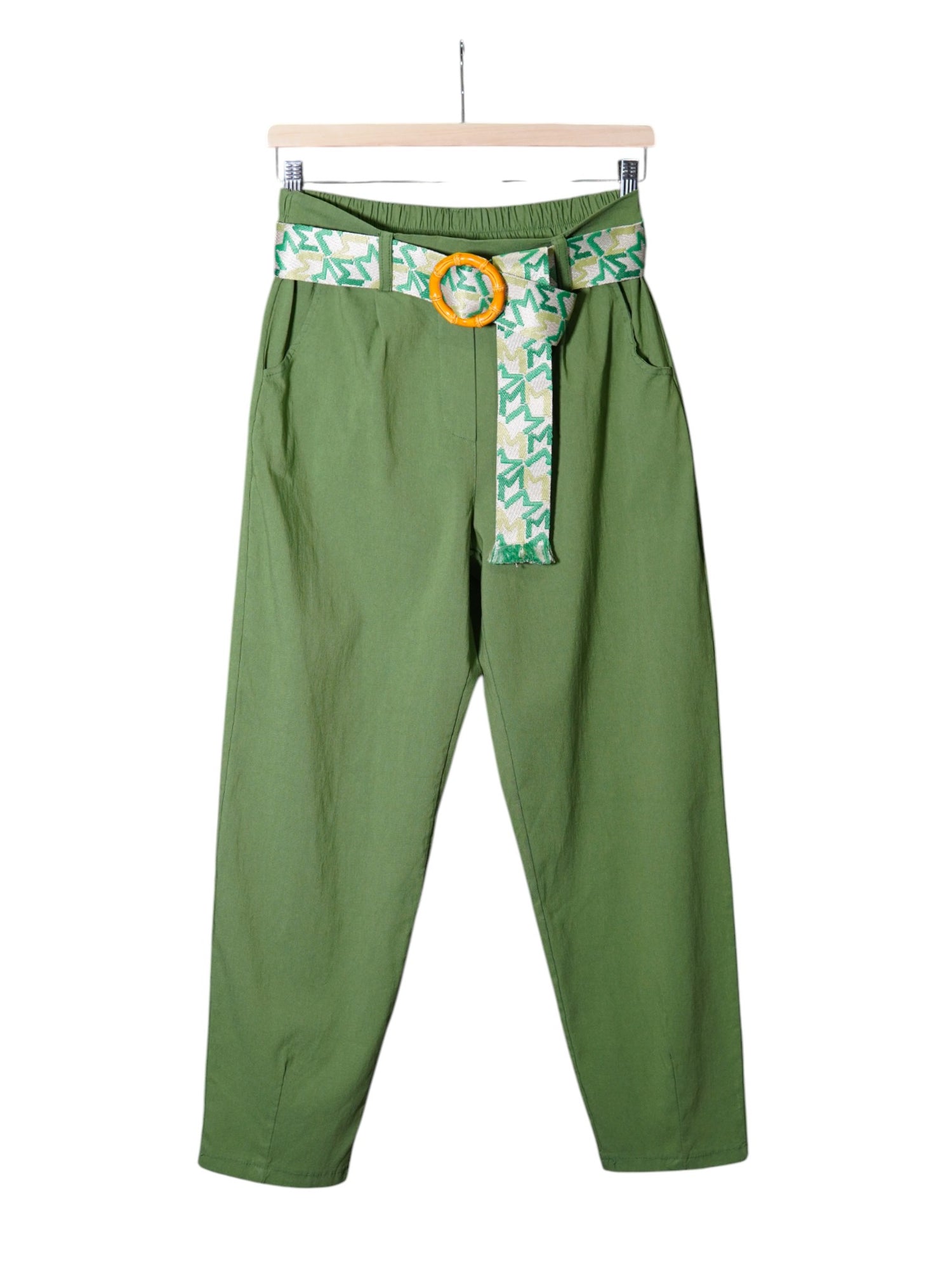 Pantaloni olive cu croială lejeră și curea etnică în nuanțe de alb și verde, accesorizată cu cataramă rotundă galbenă.
