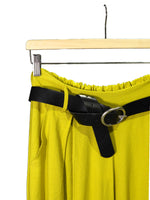 Detaliu de talie cu elastic și curea neagră pe pantaloni galbeni din viscoză