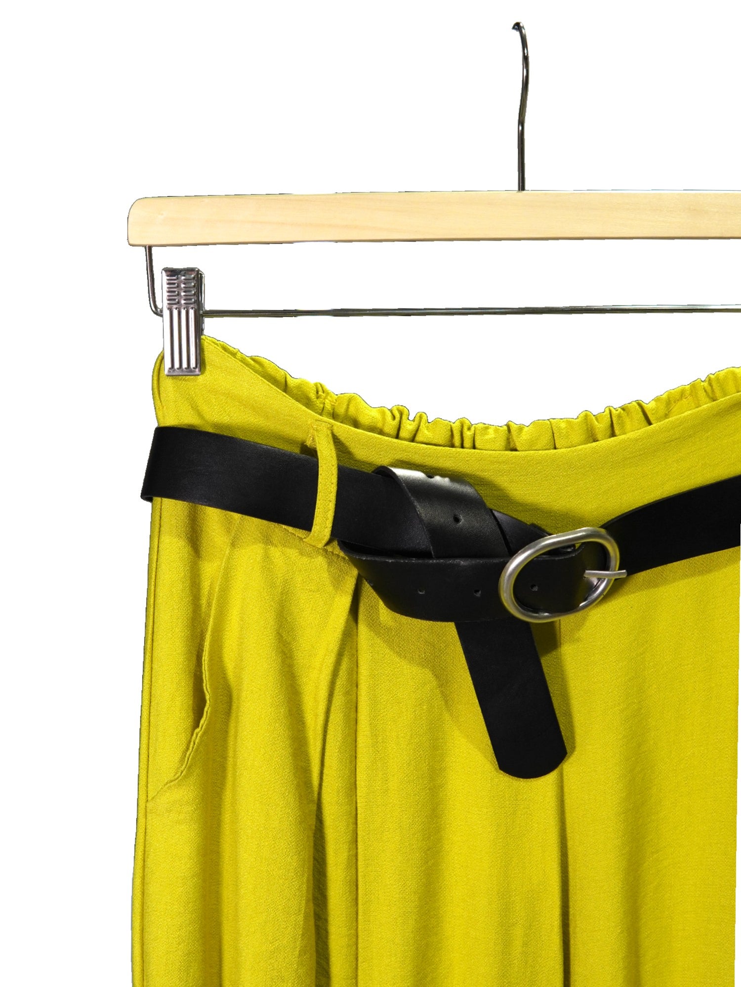 Detaliu de talie cu elastic și curea neagră pe pantaloni galbeni din viscoză
