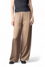 Pantaloni lungi largi din viscoză satinat nude, croială lejeră și talie elastică