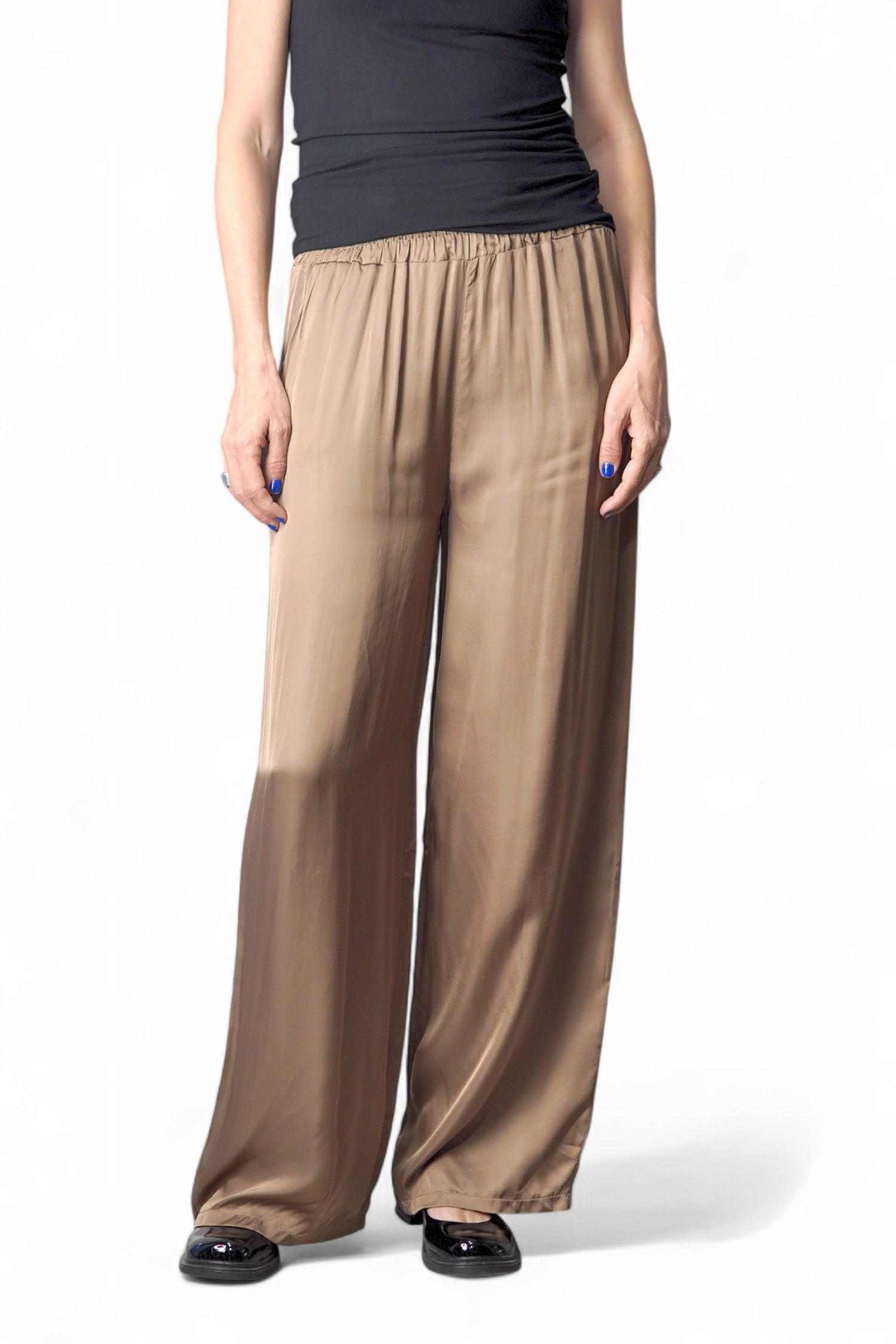 Pantaloni lungi largi din viscoză satinat nude, croială lejeră și talie elastică