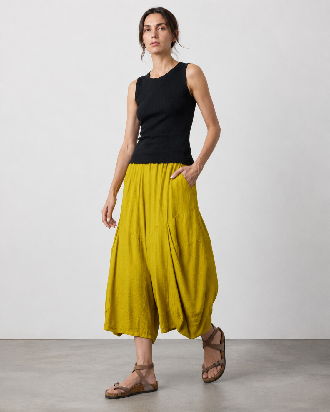 Pantaloni culotte muștar cu prinderi asimetrice și croială largă, vedere frontală. All Above Boutique.