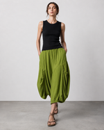 Pantaloni culotte verzi cu prinderi asimetrice, vedere frontală. All Above Boutique.