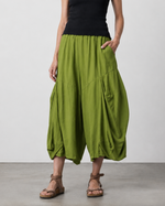 Pantaloni culotte verde fistic cu prinderi asimetrice, vedere frontală. All Above Boutique.