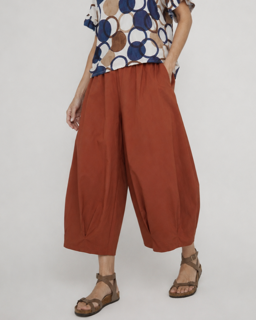 Pantaloni evazați cărămizii cu pliuri la tiv, vedere frontală. All Above Boutique.