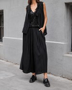 Detaliu textură devoré cu dungi semi-transparente pe pantalonii lejeri. All Above Boutique.
