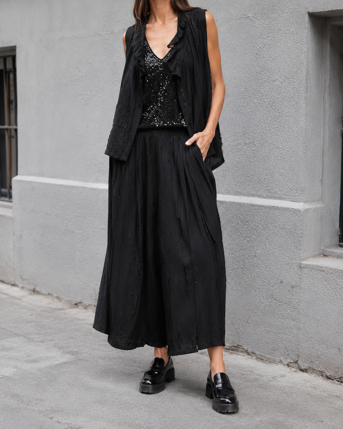 Detaliu textură devoré cu dungi semi-transparente pe pantalonii lejeri. All Above Boutique.