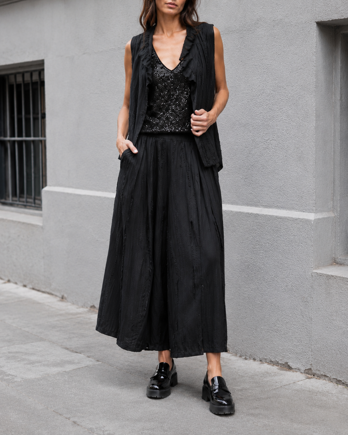 Detaliu față cu dungi devoré semi-transparente pe pantalonii lejeri. All Above Boutique.