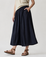 Pantaloni bleumarin lejeri din viscoză texturată, alt unghi cu accent pe textură. All Above Boutique.