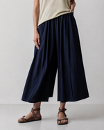 Pantaloni bleumarin lejeri din viscoză texturată cu croială largă, vedere frontală. All Above Boutique.