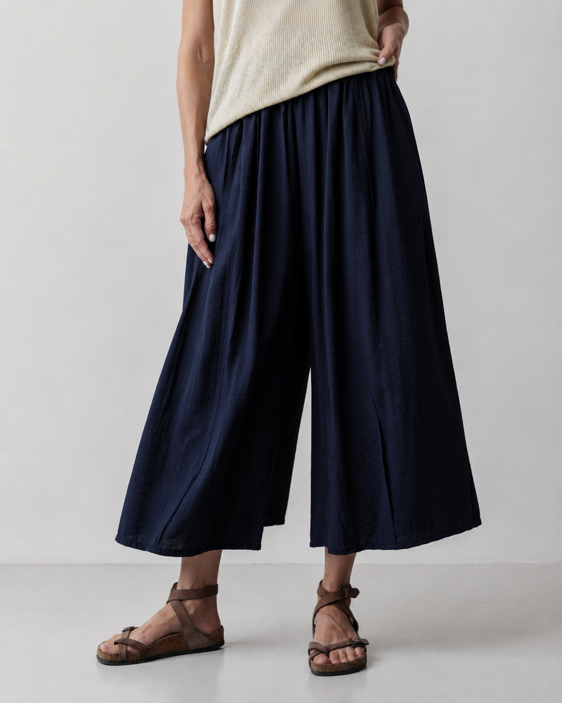 Pantaloni bleumarin lejeri din viscoză texturată cu croială largă, vedere frontală. All Above Boutique.