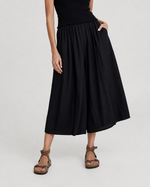 Pantaloni negri lejeri din viscoză texturată cu croială largă, vedere frontală. All Above Boutique.
