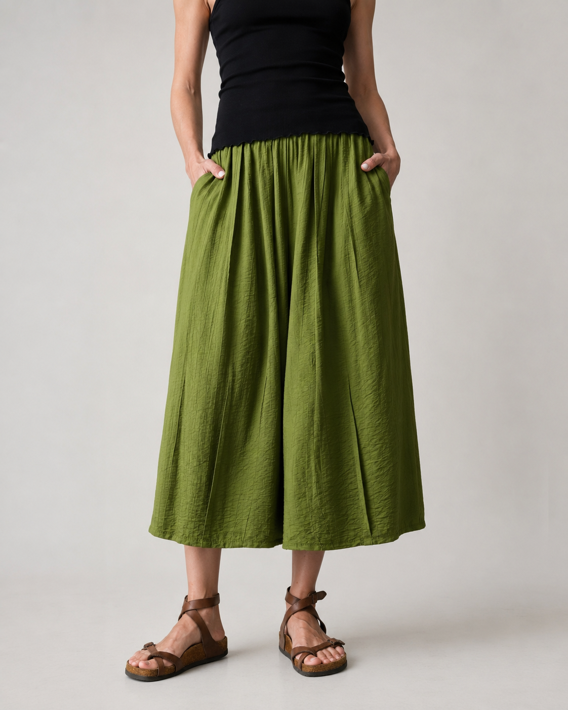 Pantaloni verzi lejeri din viscoză texturată cu croială largă, vedere frontală. All Above Boutique.