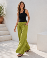 Detaliu manșetă și material in pe pantalonii lungi cu șiret în talie. All Above Boutique.