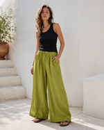 Pantaloni lungi din in cu manșetă la gleznă și șiret în talie, vedere laterală. All Above Boutique.