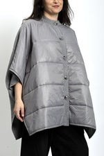 Poncho matlasat gri din tricot, vedere din spate, cu linie dreaptă și volum echilibrat.