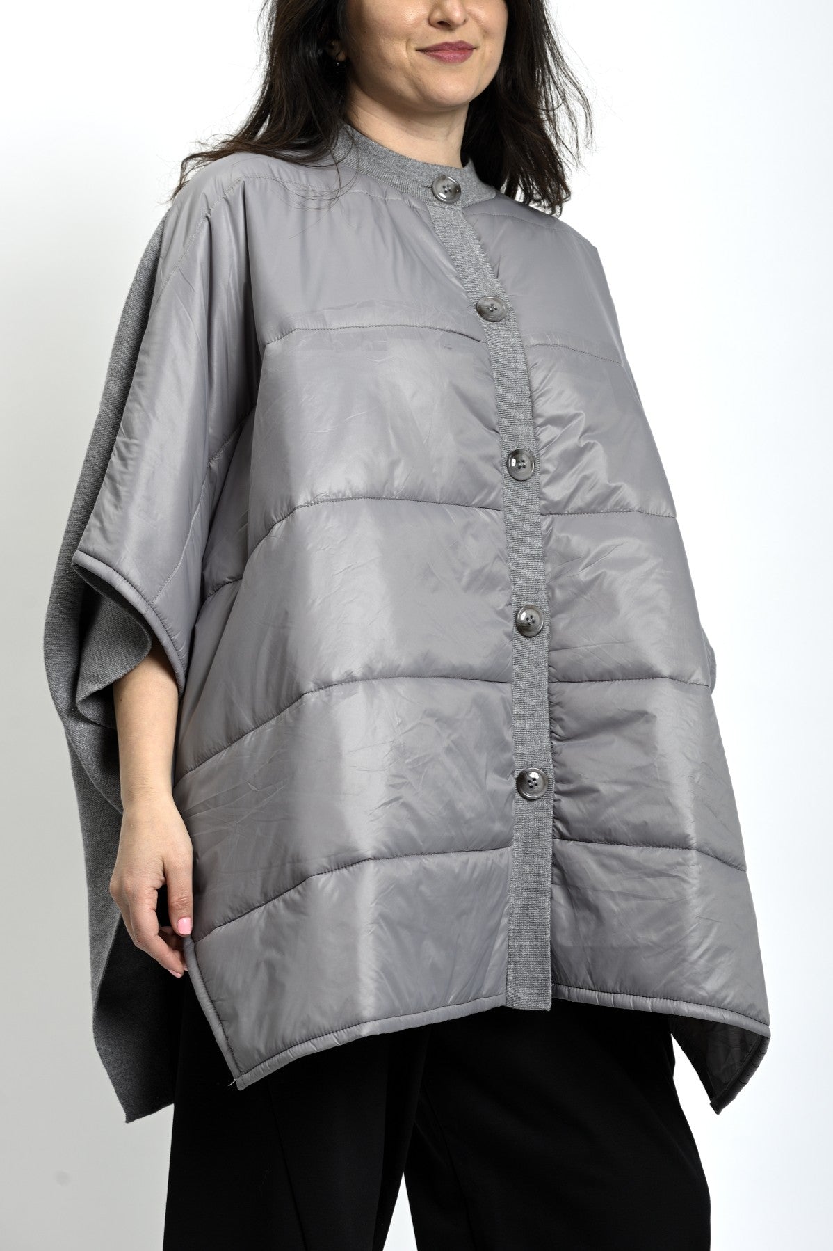 Poncho matlasat gri din tricot, vedere din spate, cu linie dreaptă și volum echilibrat.