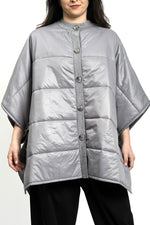 Detaliu de textură pentru poncho gri din tricot matlasat, evidențiind finisajul materialului.