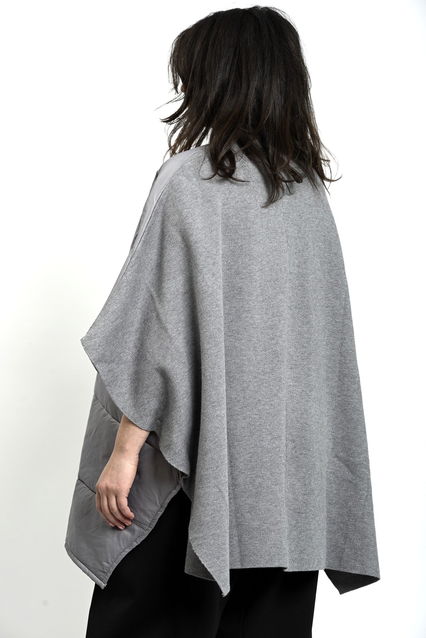 Siluetă completă cu poncho gri matlasat din tricot, styling minimalist, potrivit pentru layering.
