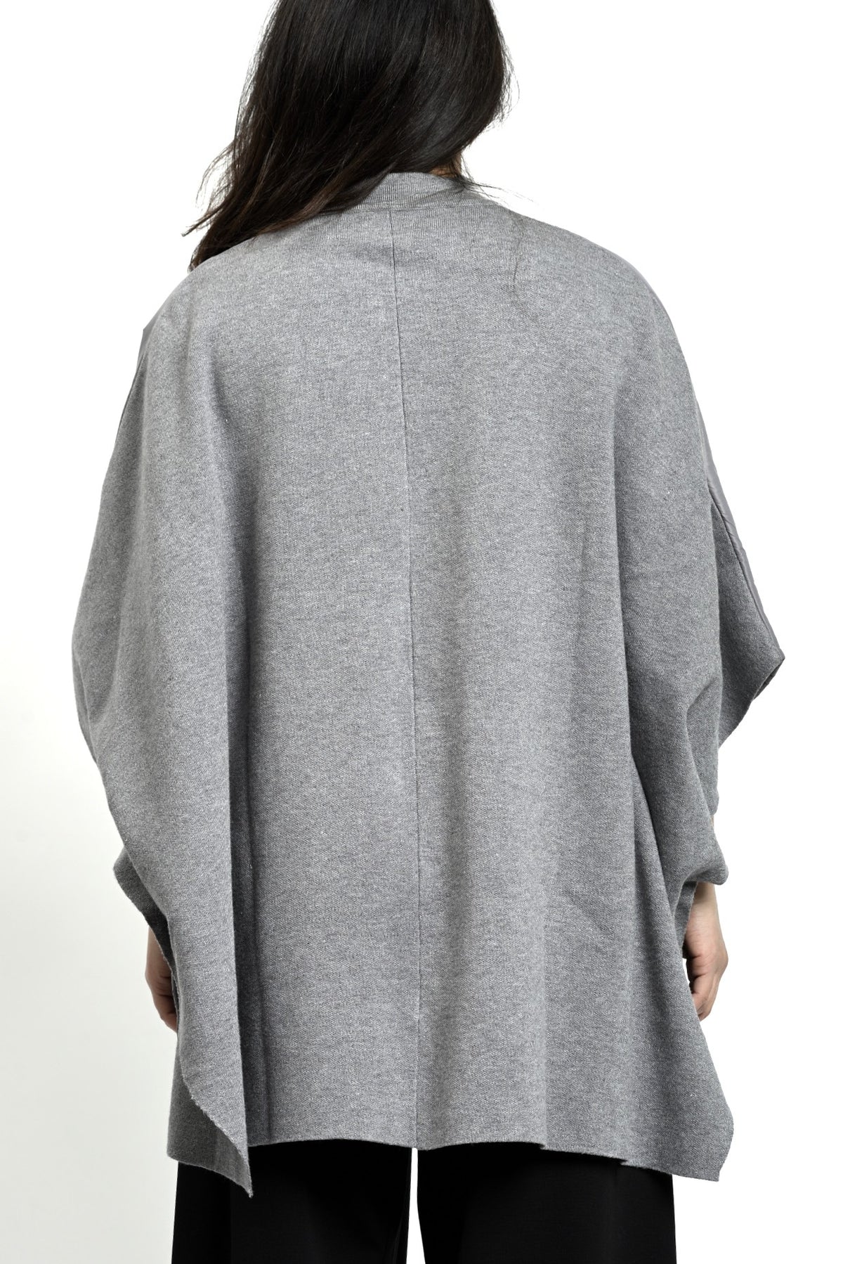 Poncho matlasat gri din tricot, vedere din spate, cu linie dreaptă și volum echilibrat.