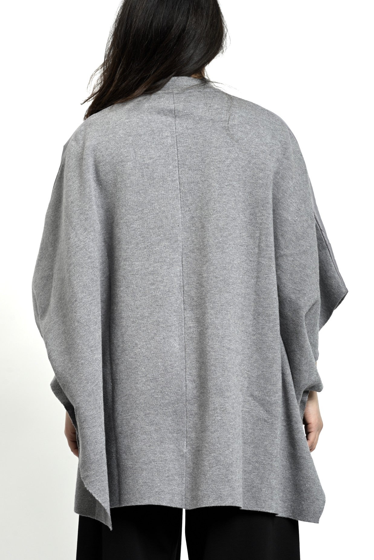 Poncho matlasat gri din tricot, vedere din spate, cu linie dreaptă și volum echilibrat.