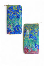 Portofel textil cu imprimeu artistic în nuanțe de verde și albastru, surprins frontal.