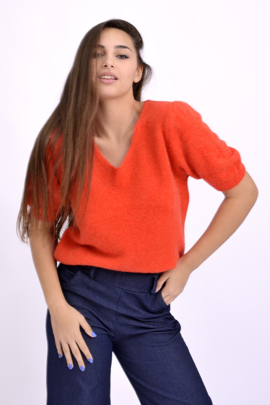 Pulover oranj intens cu alpaca, decolteu în V și mânecă scurtă, purtat pe model.