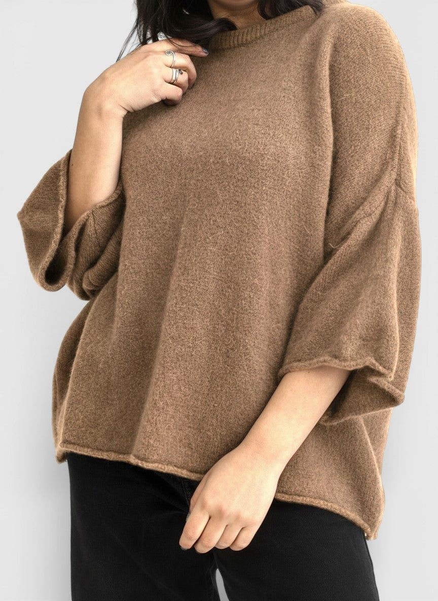 Pulover maro din amestec cu alpaca, croială amplă și mânecă scurtă, evidențiind textura fină a tricotului.