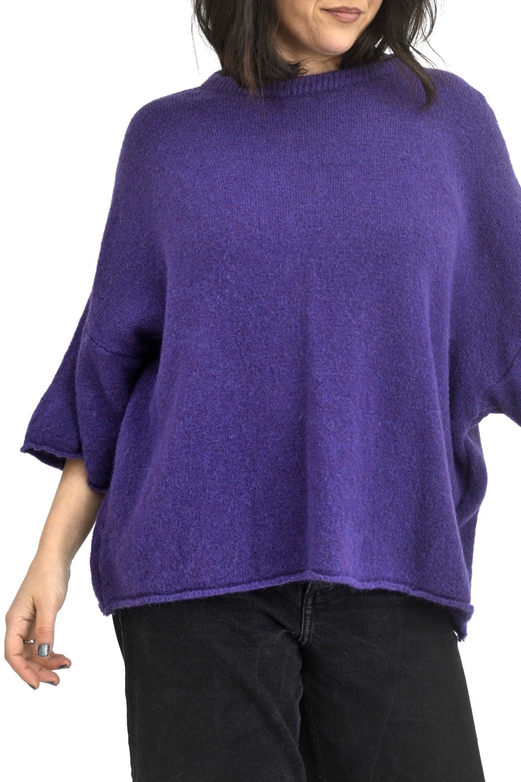 Pulover oversize mov din amestec cu alpaca, cu textură moale și linie relaxată, purtat lejer peste pantaloni.
