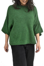 Pulover verde închis din amestec cu alpaca, model oversize cu umeri căzuți, potrivit pentru stratificare.