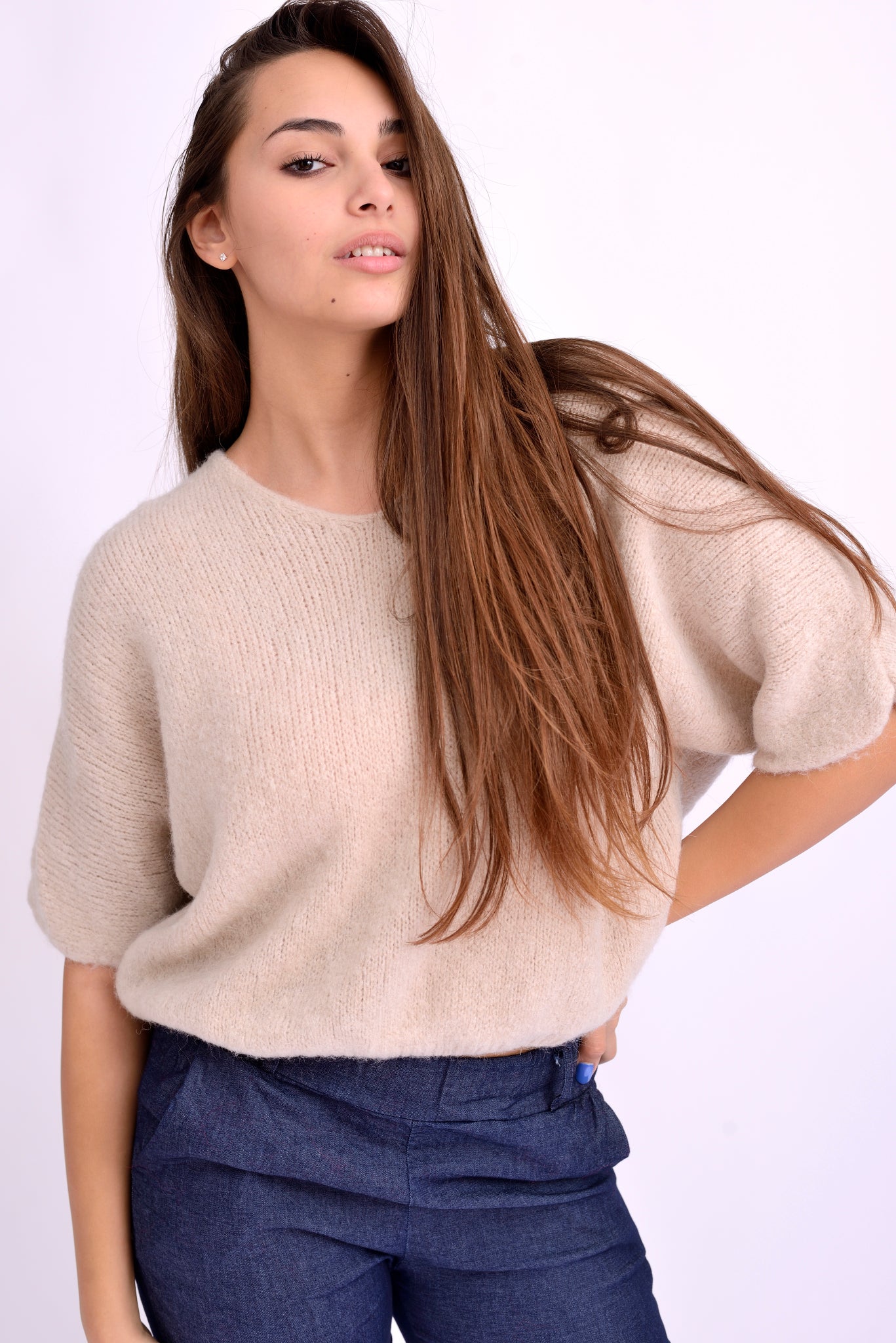 Pulover bej cu alpaca, umeri căzuți și decolteu în V, ideal pentru ținute casual elegante.