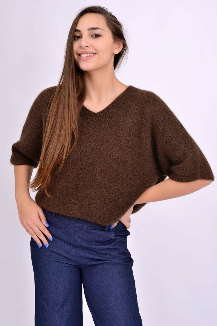 Pulover maro din alpaca cu decolteu în V și umeri căzuți, croială lejeră, purtat pe model.