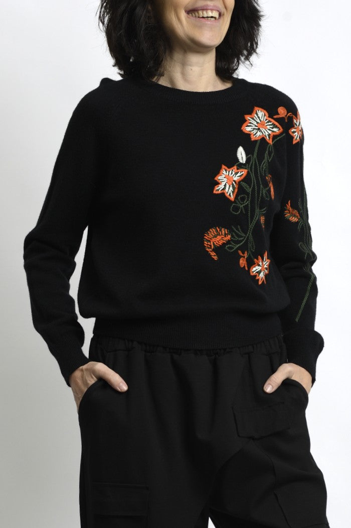 Pulover cu broderie florală aplicată pe piept și mânecă, croială lejeră și umeri căzuți, într-un stil relaxat.