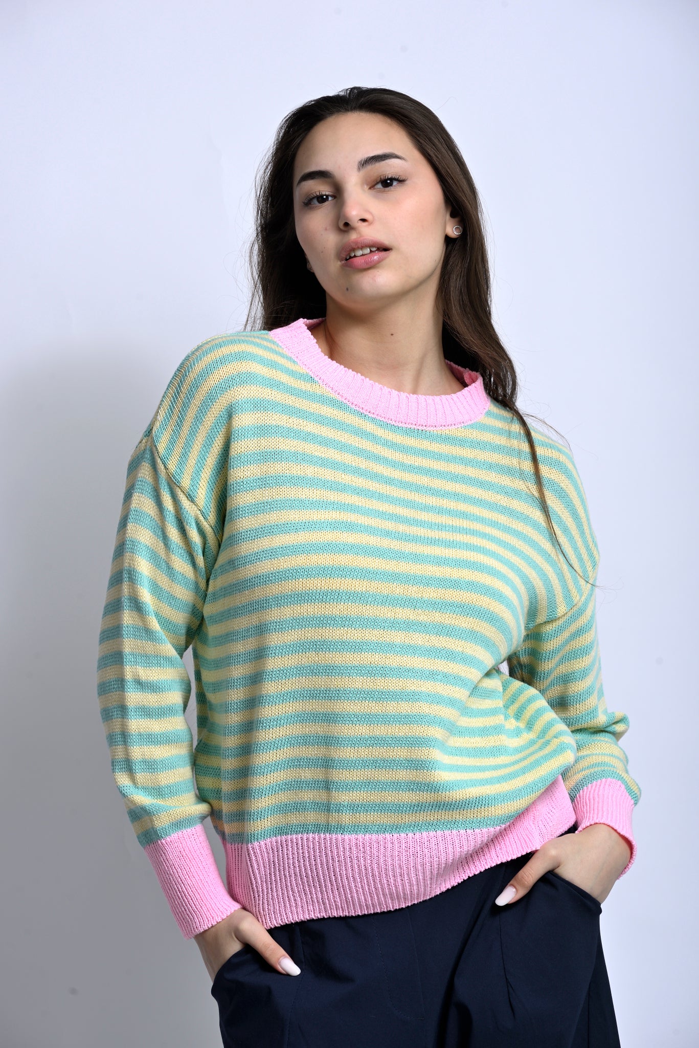 Pulover din bumbac cu dungi, purtat într-o ținută casual