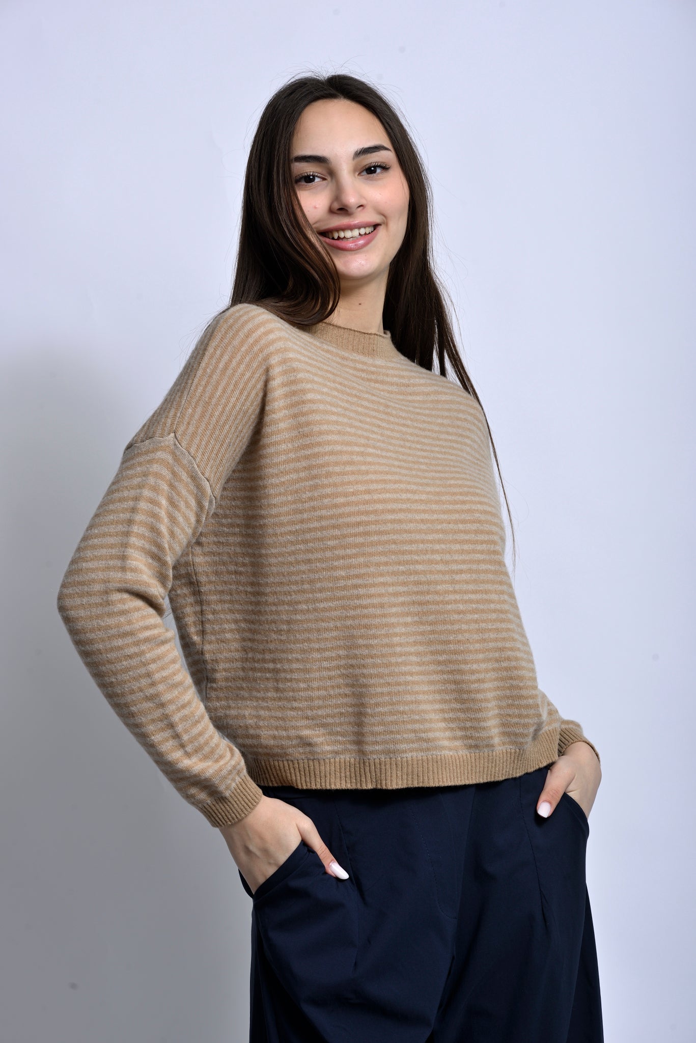 Pulover din cașmir bej cu dungi fine, vedere din față