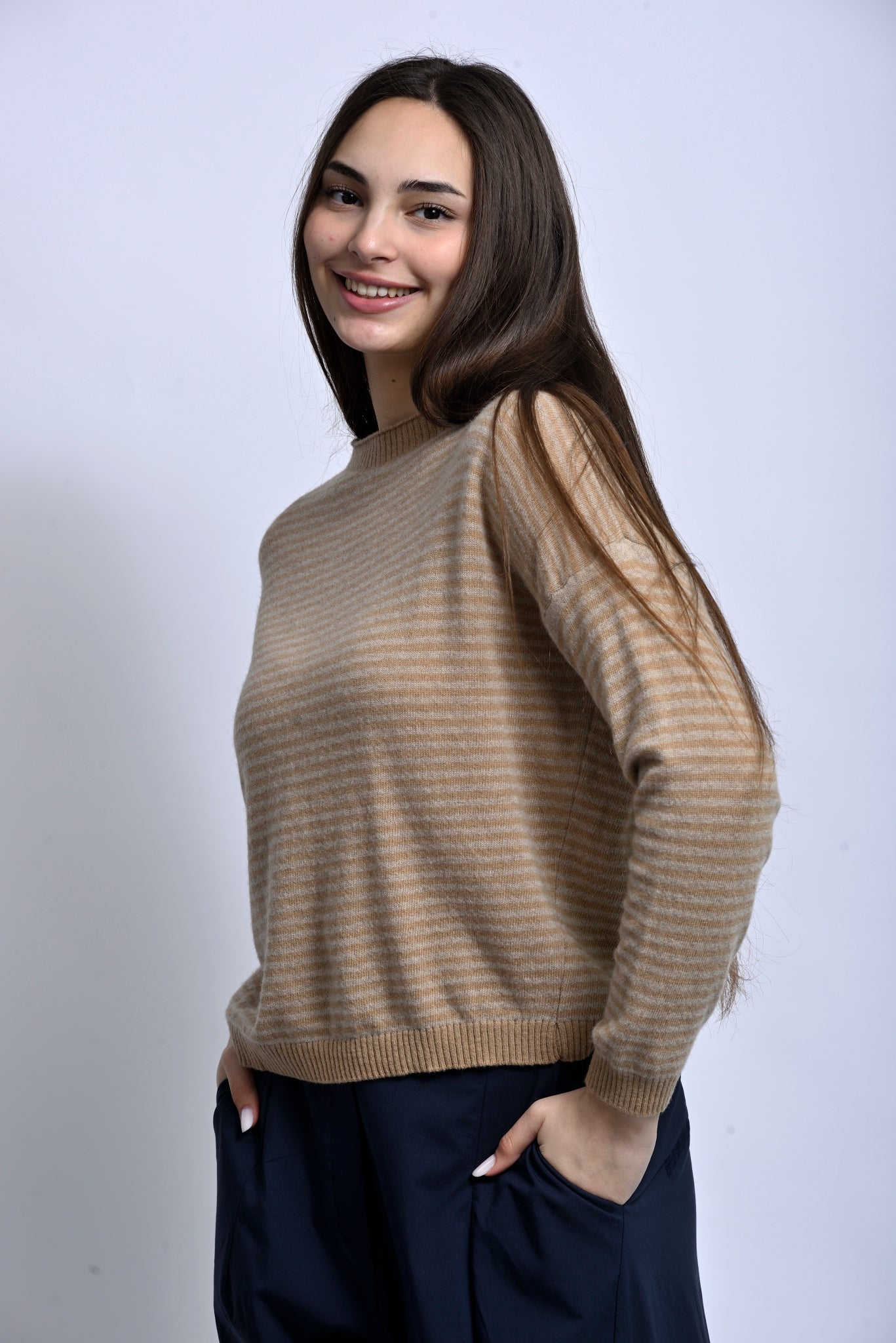 Pulover din cașmir cu dungi, vedere laterală