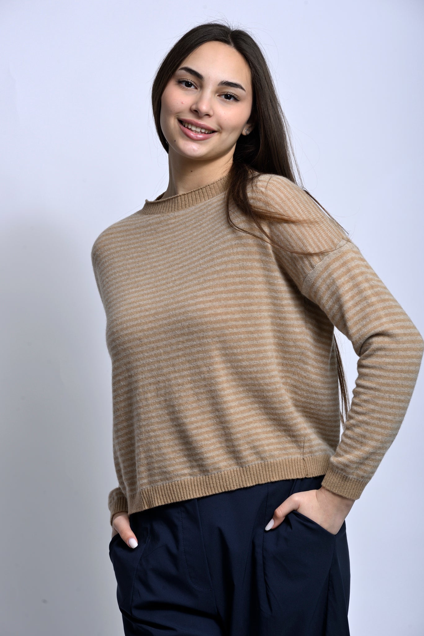 Pulover din cașmir cu dungi purtat într-o ținută casual elegantă