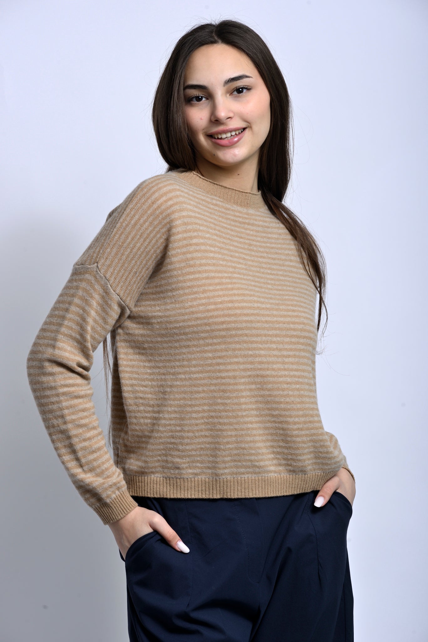 Pulover din cașmir cu croială lejeră, vedere din spate