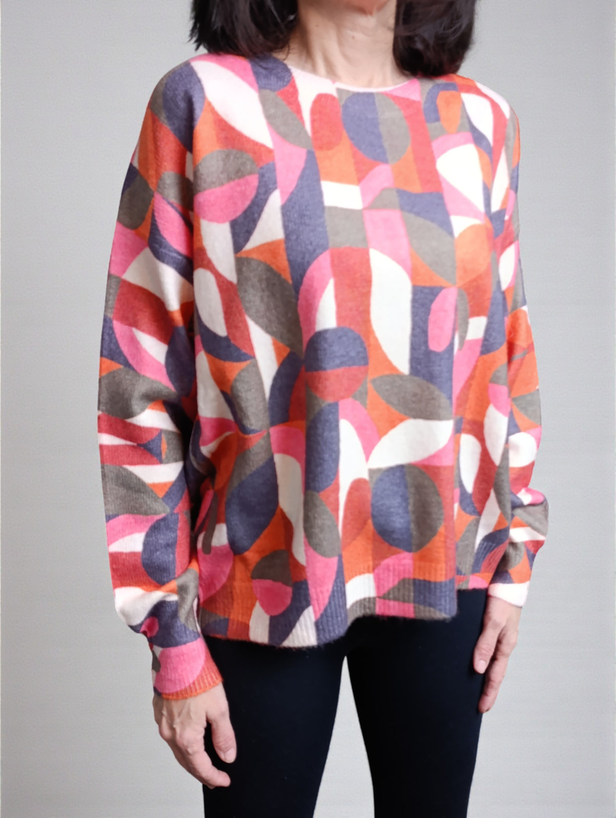 Detaliu manșetă și mânecă lungă al puloverului colorat cu imprimeu geometric, finisaj confortabil.