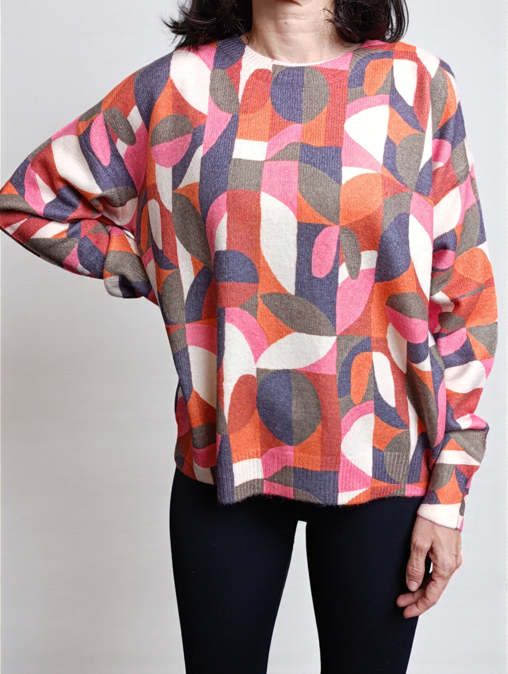 Pulover colorat cu umeri căzuți, purtat pe model, vedere frontală, cu imprimeu geometric modern.