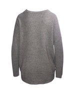 Pulover gri cu fermoare decorative, vedere din spate, detalii minimaliste.