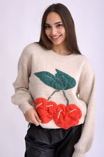 Pulover bej cu lână, croială confortabilă și finisaj tricotat fin, vedere din spate pe model.