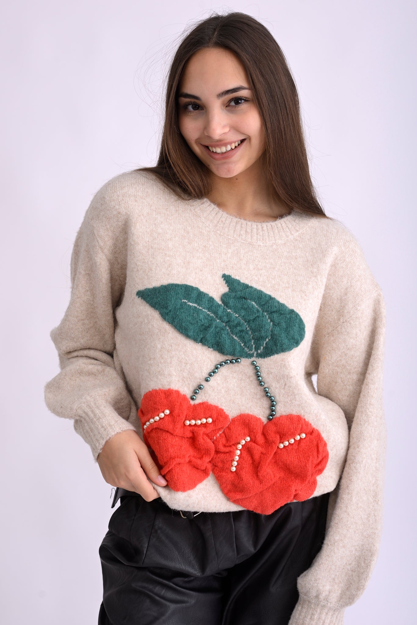 Pulover bej cu lână, croială confortabilă și finisaj tricotat fin, vedere din spate pe model.