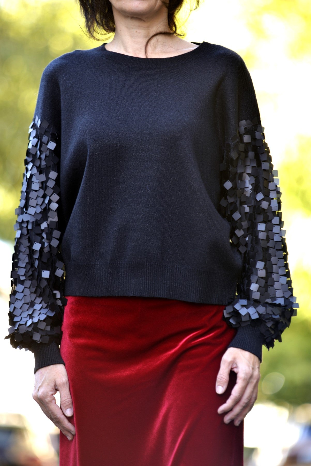 Pulover elegant negru, cu paiete aplicate pe mâneci și design sofisticat.