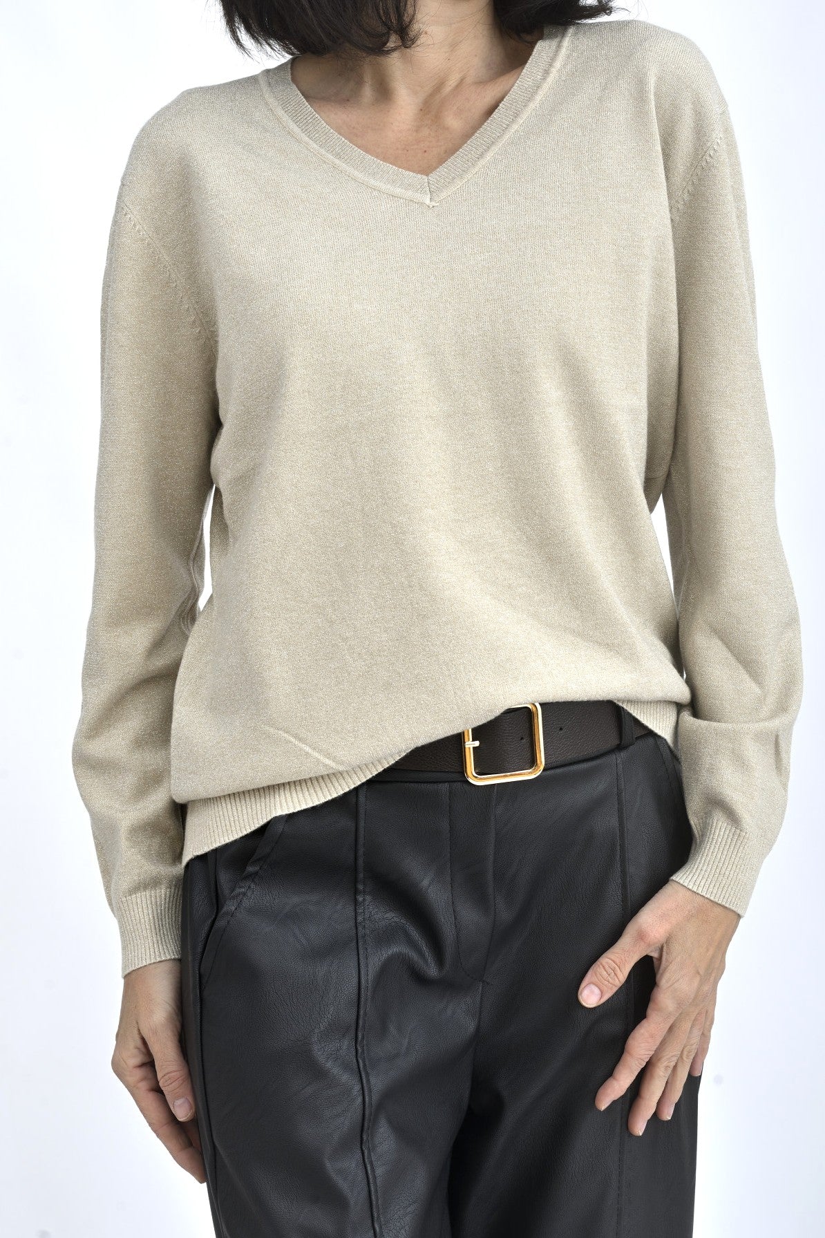 Detaliu de guler în V cu finisaj curat, potrivit pentru ținute de zi sau office.