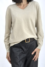 Detaliu de guler în V cu finisaj curat, potrivit pentru ținute de zi sau office.