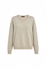 Pulover bej cu decolteu în V, prezentat flat lay, evidențiind croiala și proporțiile.