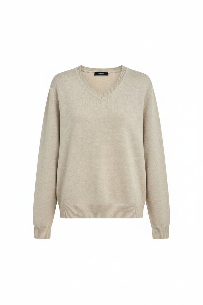 Pulover bej cu decolteu în V, prezentat flat lay, evidențiind croiala și proporțiile.